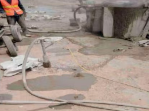 云溪水泥混凝土路面板底注浆技术 路面脱空注浆整治方案